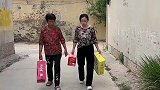 小女孩在阳台上打闹着玩儿，不慎从三楼坠落，众人合力救下了孩子。