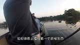 河边出现一堆蜗牛，正当男子高兴时，突然发现不对劲！