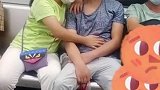 地铁上遇到一幕，简直目中无人，只要他们不尴尬尴尬的就是我们