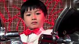 两姐弟成为当代童星，在歌厅演出节目，收获一片掌声