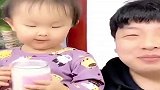 萌宝给爸爸吃糖，还要让爸爸说谢谢，太可爱了