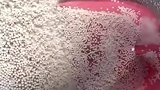 泡沫小球洒落在地，女生用扫把都扫不起来