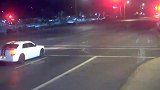 【美国】小车加速撞开闯红灯车辆救下一家人 警方：司机是英雄