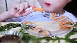 清爽又好吃的鱼籽和海葡萄，美女吃的美滋滋