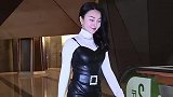 街拍：无与伦比的身材，墙都不服就服她！
