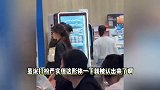 赵露思和闺蜜逛超市被偶遇，打扮简约低调女神范足，本人很瘦很有气质