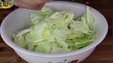 饭店炒的包菜好吃有诀窍，原来诀窍在这里，学会自己在家就能做！