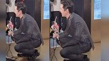 绅士男神！女记者蹲着提问 胡歌主动蹲下接受采访
