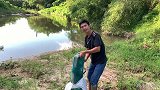放地笼小伙听说这条河很多值钱的虾，就等明天的收获了