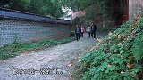 桃子姐去当地的美食街，里面全是小吃，孩子心情瞬间变好