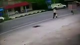 太嚣张!泰国飞车贼当街抢包，中国女游客被拖行重摔