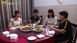 两家人一起吃饭，饭桌上苗妈妈一直给小雪夹菜，未来婆婆人真好
