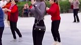 妹子，你广场舞跳成这样，有没有考虑过大妈的感受