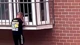 小孩头卡防盗窗，身体悬五楼窗外，勇敢男子徒手爬楼救人！