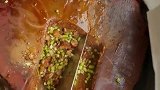 肉夹馍老板用的工具,是曾经爷爷用过的传家宝,靠它养活了几代人
