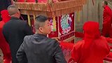 娶亲时桥洞太矮，花轿过不去的搞笑场面！
