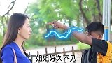 小姑娘与小伙的搞笑对话你必须买我的翡翠