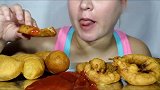 大婶吃玉米热狗和油炸洋葱圈，蘸着番茄沙司，开胃美味