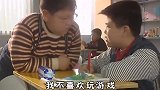 小胖子用好吃的贿赂同学，想让同学帮他作弊，然而同学不答应！