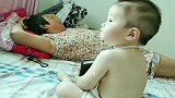 好久不见的奶奶终于来了，奶奶睡觉他不敢睡，怕奶奶悄走了