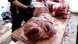 河南大爷卖牛肉，一头牛只大卸八块，牛气冲天，顾客买肉像打仗