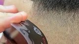 印度理发师给顾客修边际线，手里这个工具是亮点，太有创意了！