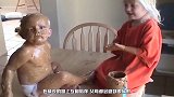 1岁娃与两个月弟弟初次见面，姐姐接下来的动作，妈妈都脸红了