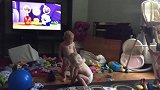 肉乎乎的三胞胎在家开耍，你们这是在干嘛玩肚脐也太逗了吧
