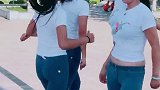 四个漂亮小姐姐广场对跳，这眼睛是刚哭完了吗