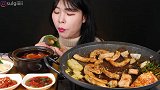 美女姐姐晚餐吃完一锅烤肉，再来一锅炒饭，这量我服了