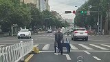 大爷推着斗车等灯，视频车不知情不敢靠近