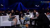 杨幂坐观众席，给粉丝比心超萌