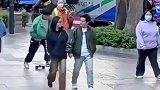 小伙为了给女友惊喜，居然自导自演这出戏，女友下一秒动作惊呆了