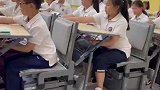 郑州一小学的午休神器，一秒钟就可以让桌子变成床