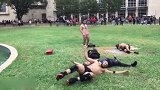 格斗-17年-一群小年轻街头模仿WWE闯进大学教室 学生们一脸懵逼！-专题