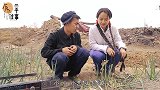 憨小伙卖葱，没想却被美女忽悠，1分没赚还赔了9分