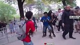 甲亢哥在法国街头单挑穿国足球衣的小伙