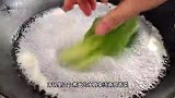 喜欢吃面条的，试试做一次这个油泼面，简单又好吃，真的比肉还香