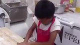 孝心男孩，每天帮父母擀600个包子皮