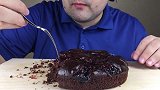 胡子小哥吃一整个香浓樱桃巧克力布朗尼蛋糕，看起来超级美味呀