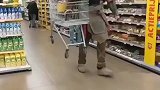 见过这样逛超市的吗