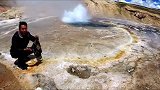 两座大山全是喷泉，晚上还冒烟，底下应该是火山吧