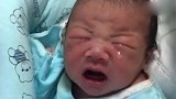 小婴儿这是怎么了，流这么大一颗眼泪，真让人心疼！