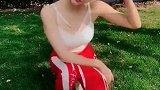 草地上的下腰表演，小姐姐真有美感！