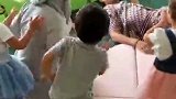 一家子的生活花絮：C罗假装殴打妻子 看看孩子们的反应