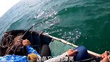 渔夫花200块钱，乘坐“豪华游艇”，看别人钓一天的鱼