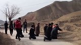 农村小伙结婚，新郎在长辈的带领下磕头，这是什么习俗？