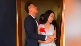 伴郎对伴娘一见钟情, 主动出击搂腰牵手眼里都是爱
