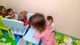 姐姐管理五胞胎，用凳子做围栏挨个关好，这军事化管理厉害了