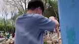 小伙子玩网红吊桥的搞笑操作！